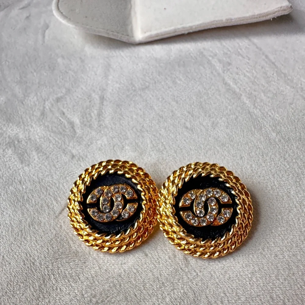 Like New ✨CHANEL vintage gold plated earrings ,crystal CC.